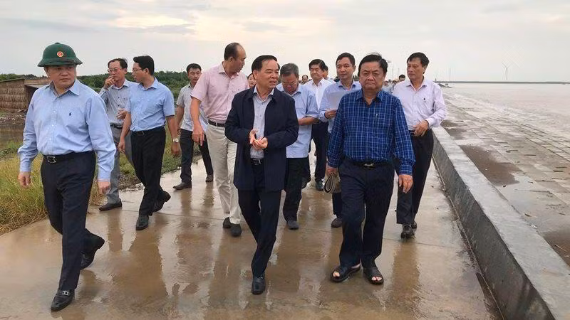 Đoàn công tác Bộ Nông nghiệp và Phát triển nông thôn khảo sát tuyến đê biển tại huyện Ba Tri (tỉnh Bến Tre). 