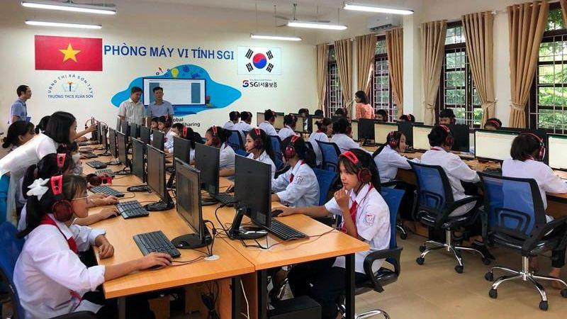 Các em học sinh Trường THCS Xuân Sơn hào hứng với phòng tin học mới được tặng.