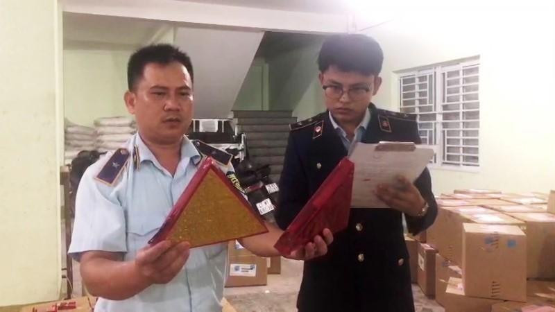 Lực lượng chức năng đang kiểm kê hàng hóa tạm giữ để xử lý theo pháp luật. 