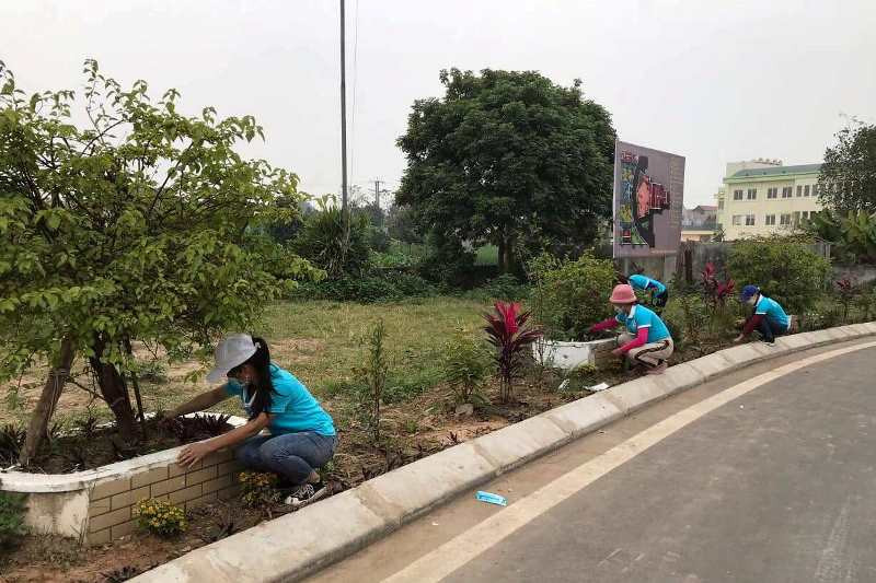 Phụ nữ huyện Đan Phượng ra quân làm đẹp cảnh quan, môi trường.
