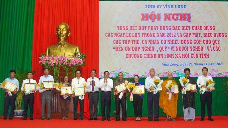 Ban Tổ chức khen thưởng các tập thể và cá nhân có thành tích đóng góp an sinh xã hội trong tỉnh.