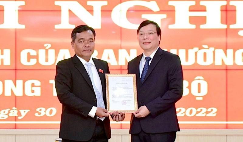 Bí thư Tỉnh ủy Hồ Văn Niên (bìa trái) trao Quyết định của Ban Thường vụ Tỉnh ủy cho đồng chí Trương Hải Long.