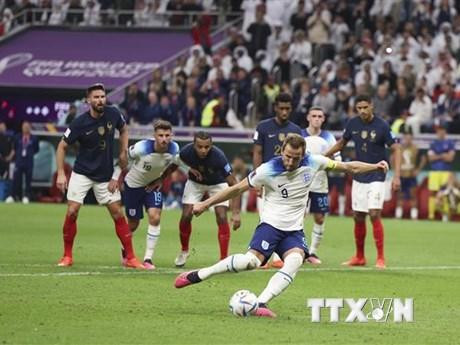 Trên chấm phạt đền, tiền đạo Anh Harry Kane (số 9) dứt điểm căng vọt xà, bỏ lỡ cơ hội cầm hòa cho đội nhà. (Ảnh: THX/TTXVN)