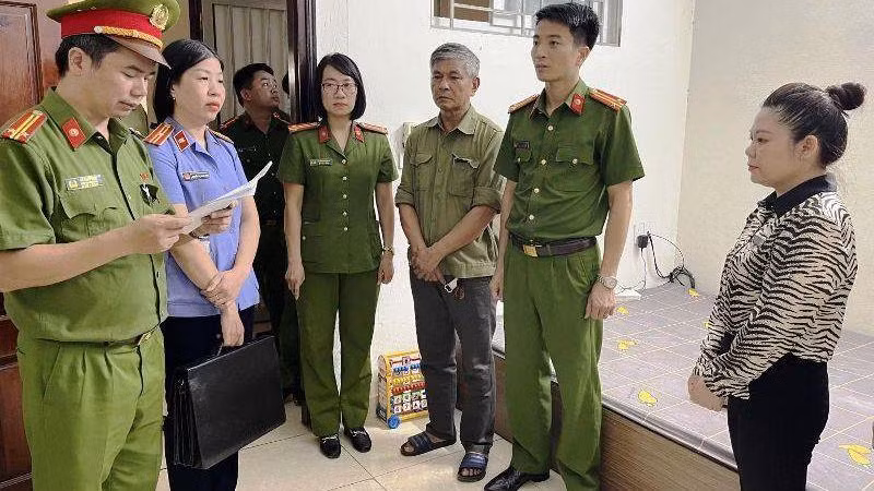 Đại diện các cơ quan chức năng thi hành quyết định khởi tố, bắt giam bị can.