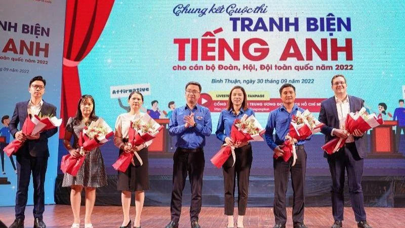 Ban Tổ chức tặng hoa Ban Giám khảo cuộc thi và 4 đội dự thi vòng chung kết. 