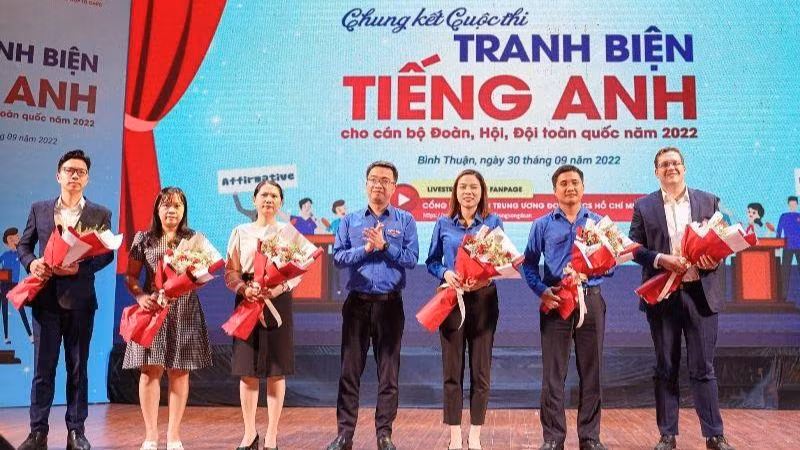 Ban Tổ chức tặng hoa Ban Giám khảo cuộc thi và 4 đội dự thi vòng chung kết. 
