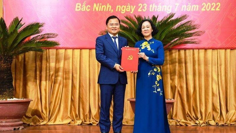Ủy viên Bộ Chính trị, Bí thư Trung ương Đảng, Trưởng Ban Tổ chức Trung ương Trương Thị Mai trao Quyết định cho tân Bí thư Tỉnh ủy Bắc Ninh Nguyễn Anh Tuấn.