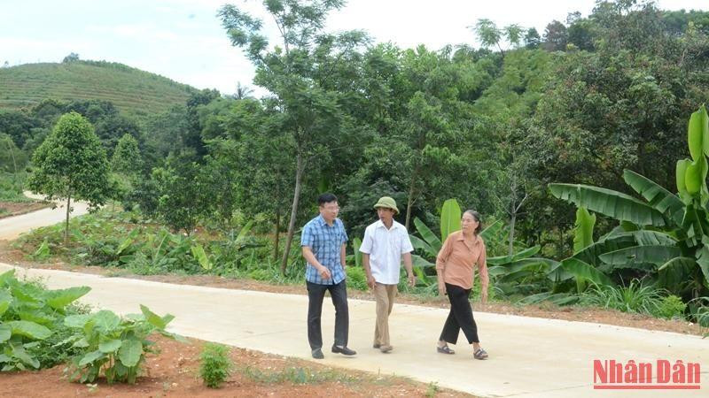 Hàng chục km đường bê-tông đã kết nối giao thông giữa các thôn xóm ở xã miền núi Khánh Thượng, huyện Ba Vì.