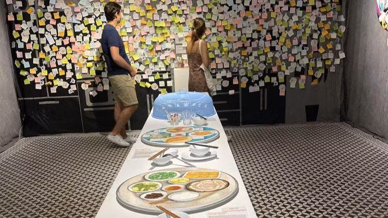 Khách tham quan tại triển lãm "Về nhà ăn cơm".