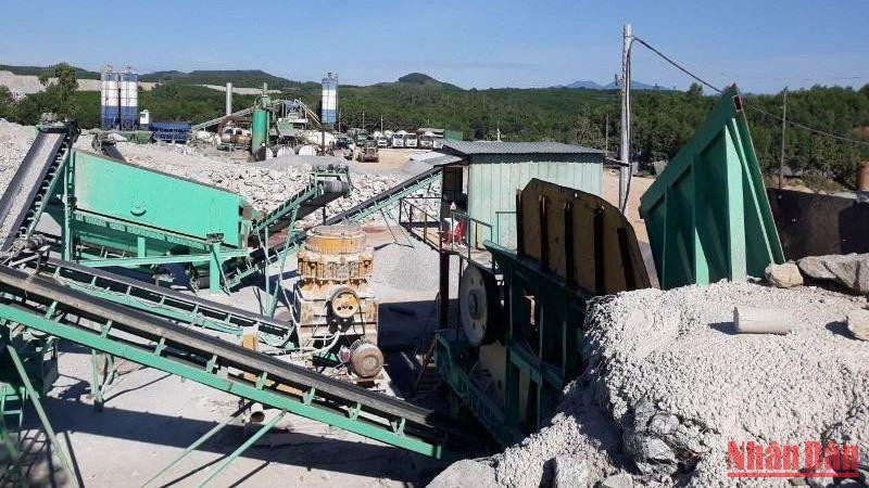 Trạm trộn bê-tông xi-măng của Công ty trách nhiệm hữu hạn bê-tông Trung Nam xây “chui” trên đất rừng sản xuất.