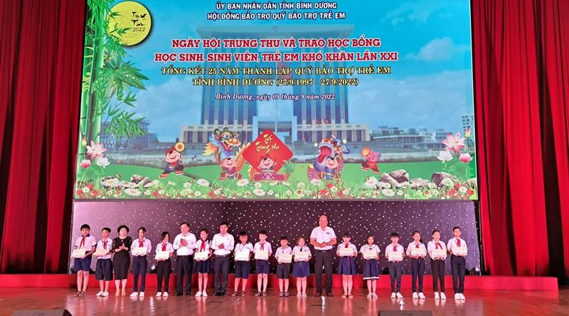Đại diện Ban Tổ chức trao học bổng “Cùng em đến trường” cho học sinh có thành tích học tập loại khá, giỏi.