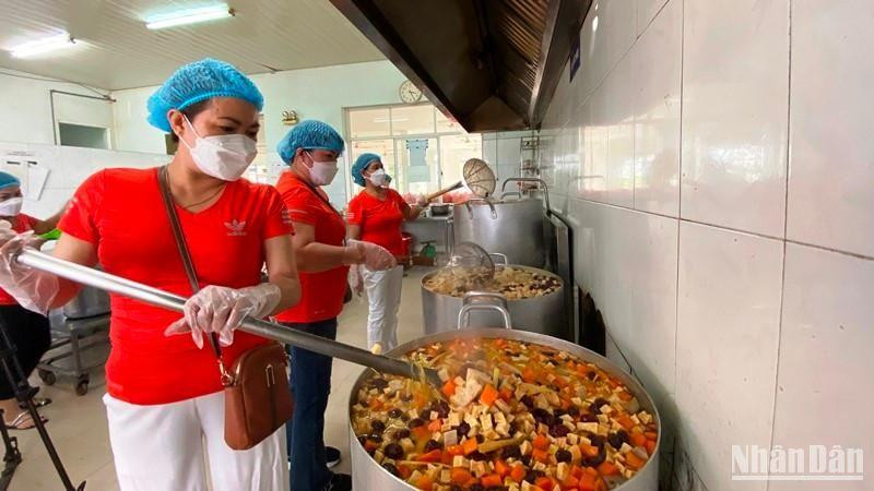 Các tình nguyện viên nấu ăn tại Bếp. 