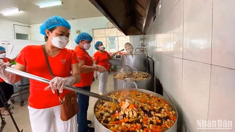 Các tình nguyện viên nấu ăn tại Bếp. 