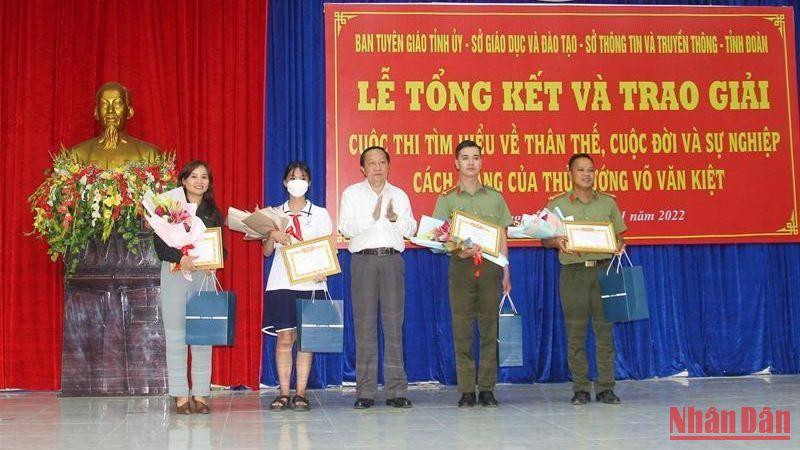 Phó Bí thư Thường trực Tỉnh ủy Vĩnh Long Nguyễn Thành Thế trao giải Nhất cho các thí sinh đoạt giải. (Ảnh: BÁ DŨNG)
