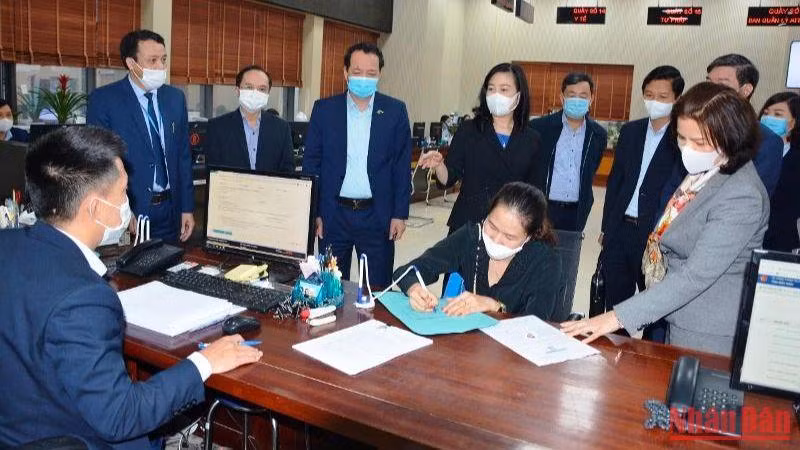 Lãnh đạo tỉnh Bắc Ninh thăm và làm việc với Trung tâm Hành chính công tỉnh.