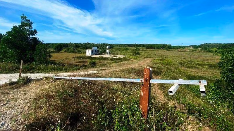 Dù đã được bàn giao đất nhưng sau 3 năm, dự án Khu đô thị Vạn Tường 7 ở Khu kinh tế Dung Quất vẫn bỏ hoang.