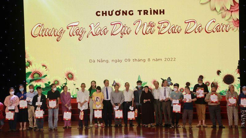 Tặng quà cho các nạn nhân chất độc da cam và hội viên cựu chiến binh có hoàn cảnh khó khăn.