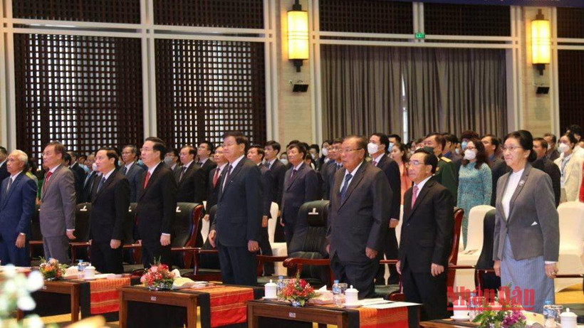 Các đại biểu tham dự Lễ kỷ niệm nghiêm trang trong nghi thức chào cờ. (Ảnh: Xuân Sơn)