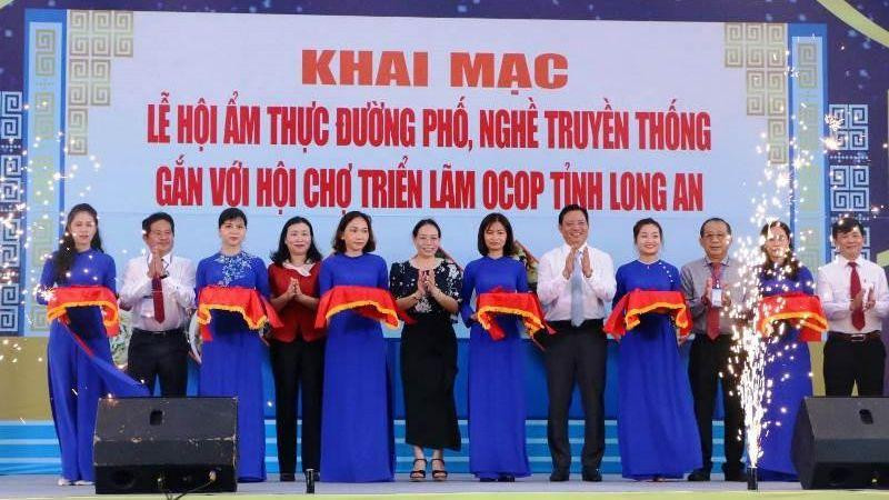 Nghi thức cắt băng khai mạc Lễ hội ẩm thực đường phố-Làng nghề truyền thống gắn với Hội chợ triển lãm OCOP tỉnh Long An năm 2022.