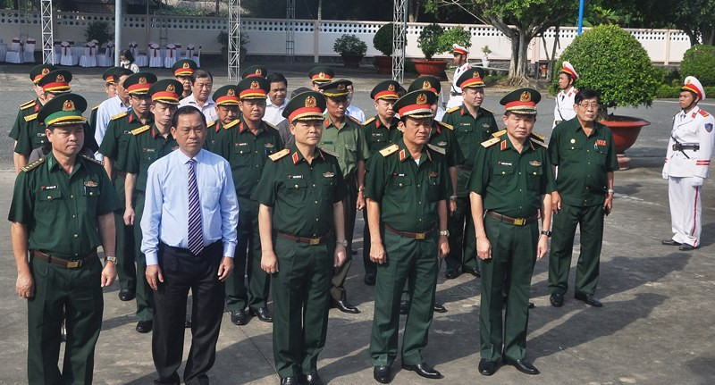 Đoàn công tác tưởng niệm tại tượng 3 chiến sĩ gang thép. 