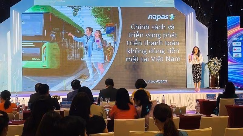 Phụ trách Phát triển kinh doanh Napas Phạm Hương Giang trình bày tại sự kiện.