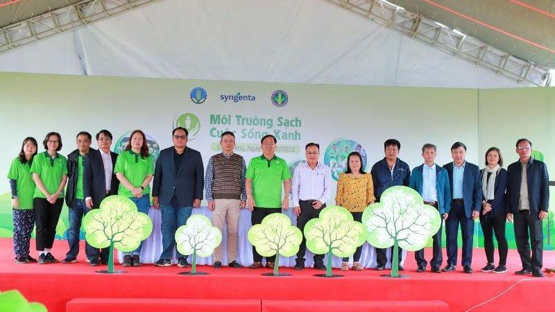Đại diện Chi cục Trồng trọt và Bảo vệ thực vật các tỉnh, Công ty TNHH Syngenta Việt Nam và các nông dân cùng ký cam kết bảo vệ môi trường.