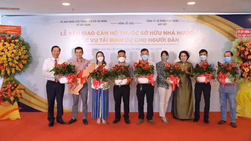 Đại diện lãnh đạo Thành phố Hồ Chí Minh và quận 1 bàn giao nhà tái định cư cho người dân.