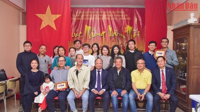 Đại sứ Việt Nam tại Pháp Đinh Toàn Thắng chụp ảnh lưu niệm cùng đại diện kiều bào và sinh viên Việt Nam tại thành phố Marseille. (Ảnh: MINH DUY)