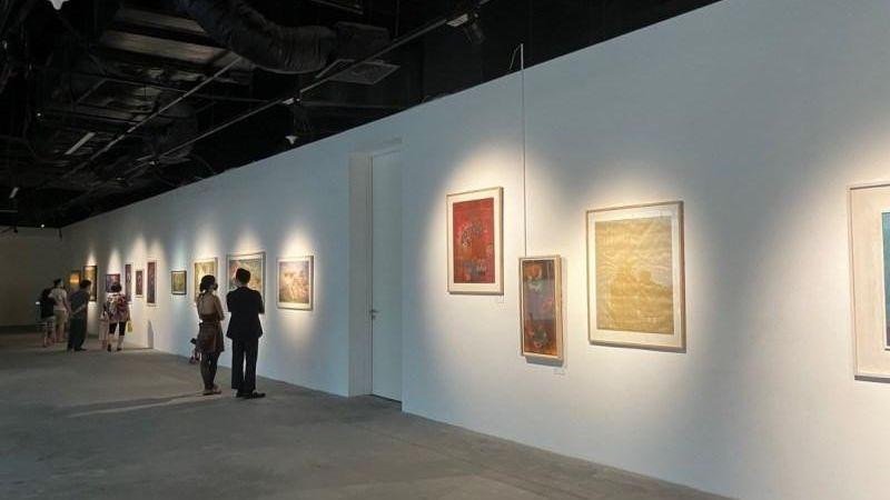 Khách tham quan Triển lãm “Sợi kết nối”. 