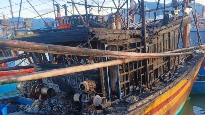 Sau đám cháy, tàu cá của ngư dân bị hư hỏng nặng.