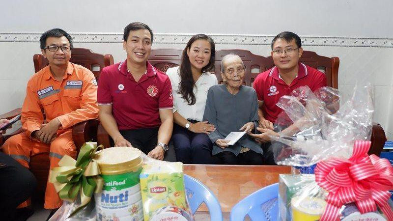 Phó Chủ tịch Công đoàn EVNHCMC Đặng Mỹ Ly (giữa) thăm hỏi Mẹ Việt Nam Anh hùng Nguyễn Thị Lai (quận 8).