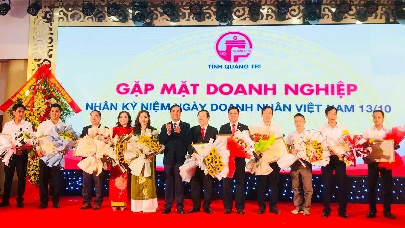 Lãnh đạo tỉnh Quảng Trị tặng bằng khen cho các doanh nghiệp tiêu biểu.