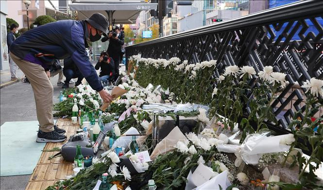 Người dân đặt hoa tưởng niệm các nạn nhân thiệt mạng trong vụ giẫm đạp tại Itaewon, Seoul, Hàn Quốc, ngày 31/10/2022. (Ảnh: Yonhap/TTXVN)