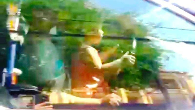 Bé gái khoảng 4 tuổi cầm lái ô-tô chạy trên đường. (Ảnh cắt từ clip của anh N.H.Đ)