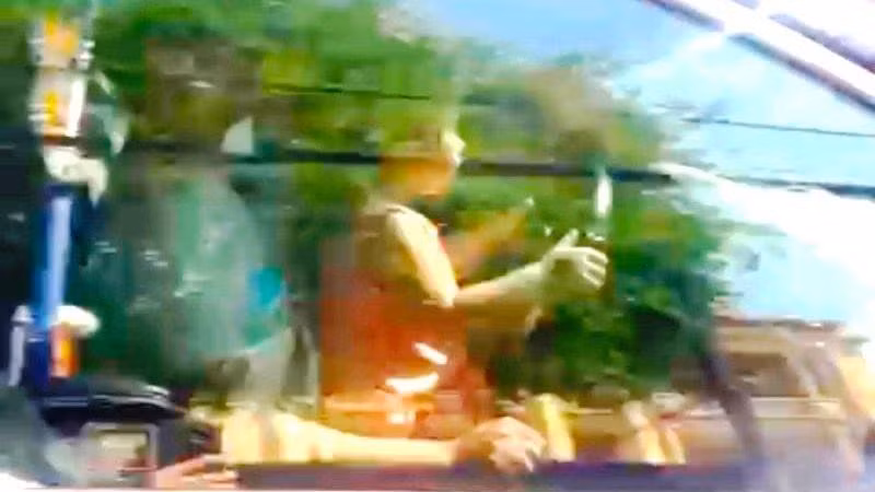 Bé gái khoảng 4 tuổi cầm lái ô-tô chạy trên đường. (Ảnh cắt từ clip của anh N.H.Đ)