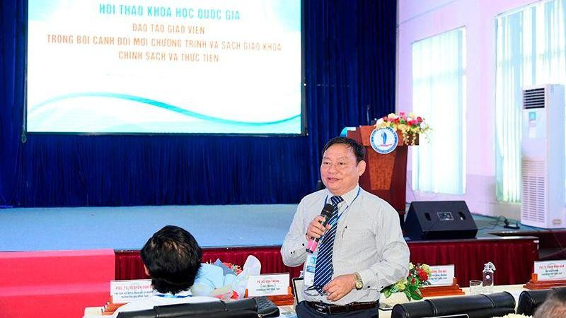 Tiến sĩ Hồ Văn Thống, Hiệu trưởng Đại học Đồng Tháp trao đổi thảo luận tại hội thảo. (Ảnh: THANH NGUYÊN)