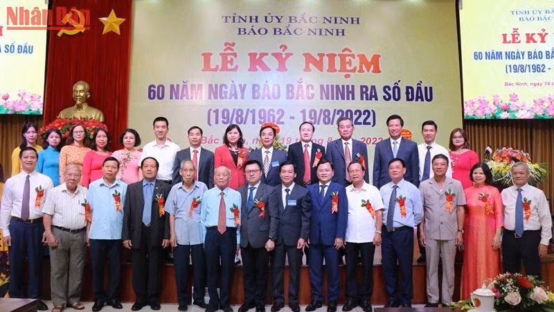 Tổng Biên tập Báo Nhân Dân Lê Quốc Minh chụp ảnh lưu niệm với các đại biểu.