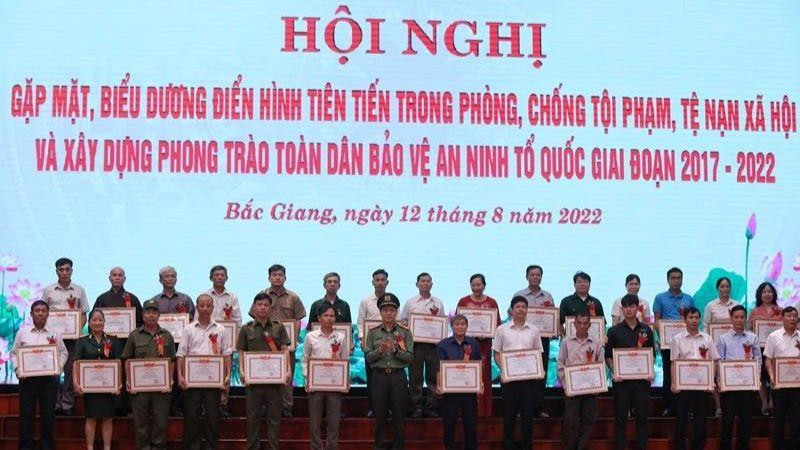 Các cá nhân được trao tặng Kỷ niệm chương “Bảo vệ an ninh Tổ quốc” tại hội nghị.