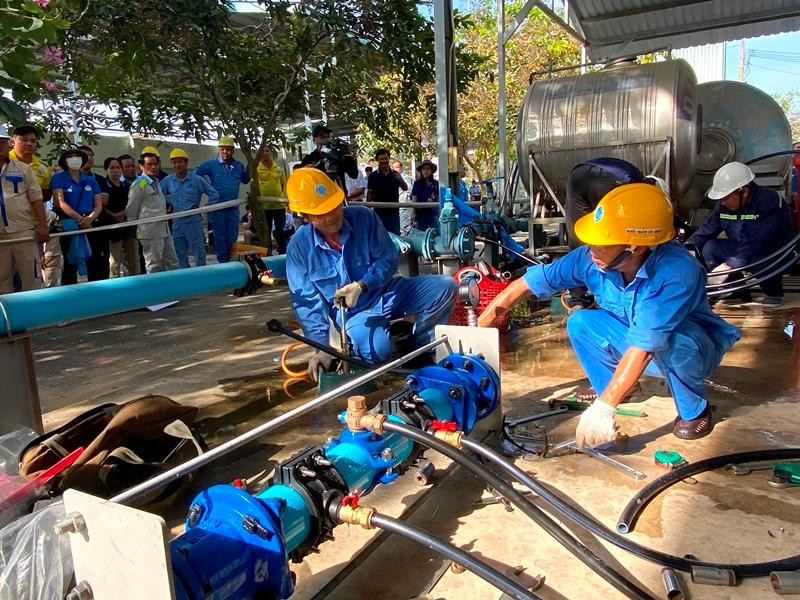 Một đội thi tham gia phần thực hành tại Hội thi Lắp ráp nhanh mô hình ống cái.