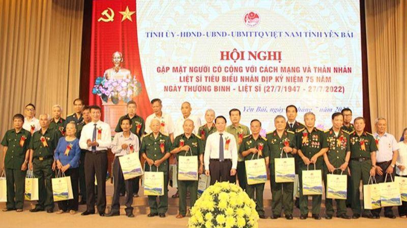 Tặng quà cho người có công và thân nhân liệt sĩ tiêu biểu của tỉnh Yên Bái.