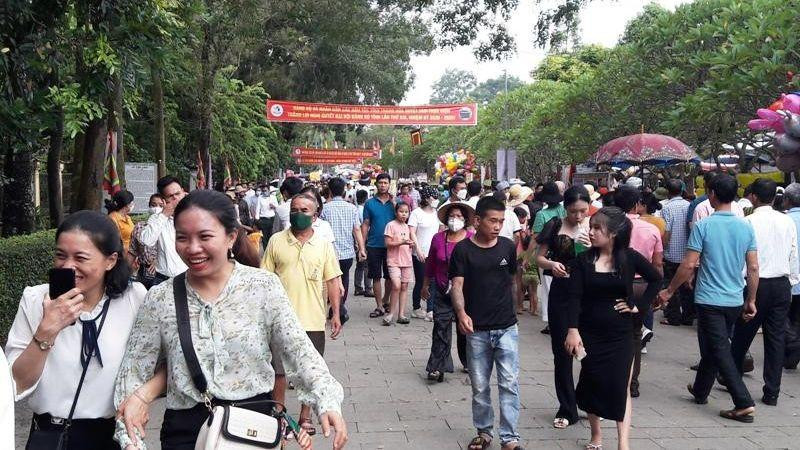 Khách thập phương trẩy hội Lam Kinh.