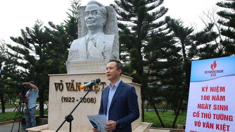 Phó Tổng Giám đốc BSR Phạm Minh Nghĩa phát biểu tri ân cố Thủ tướng Võ Văn Kiệt và ôn lại lịch sử 61 năm ngành dầu khí Việt Nam.