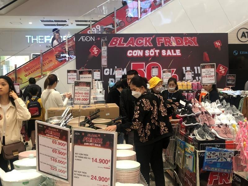 Không khí mua sắm tấp nập tại các điểm trung tâm thương mại, siêu thị hưởng ứng sự kiện “Hà Nội đêm không ngủ - HaNoi Midnight Sale”.