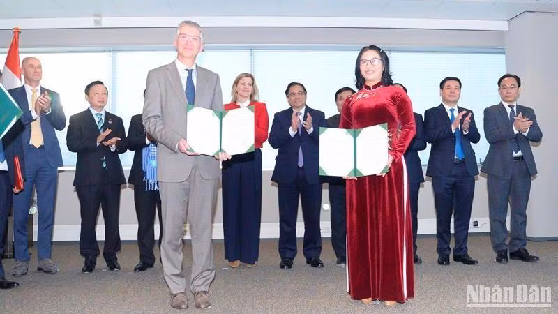 Lãnh đạo Học viện Nông nghiệp Việt Nam trao Biên bản thỏa thuận hợp tác với các đối tác của Hà Lan trước sự chứng kiến của Thủ tướng Phạm Minh Chính.