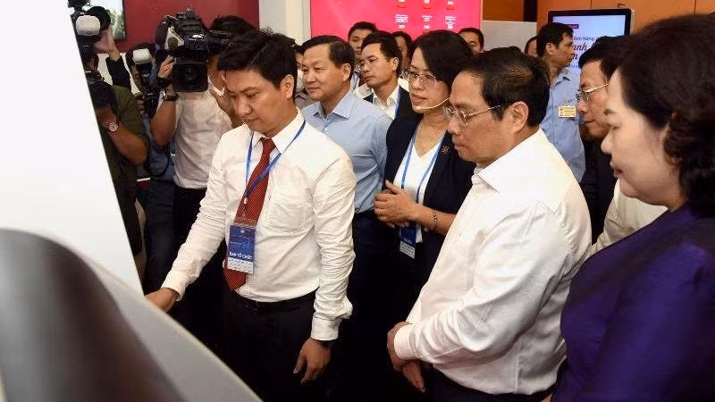 Thủ tướng Phạm Minh Chính, Phó Thủ tướng Lê Minh Khái tham quan gian trưng bày của Agribank.