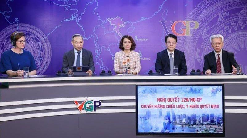 Các khách mời tham dự tọa đàm.