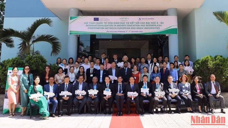 Các đại biểu tham dự hội thảo Quốc tế hóa giáo dục đại học và kết nối các trường đại học Á-Âu