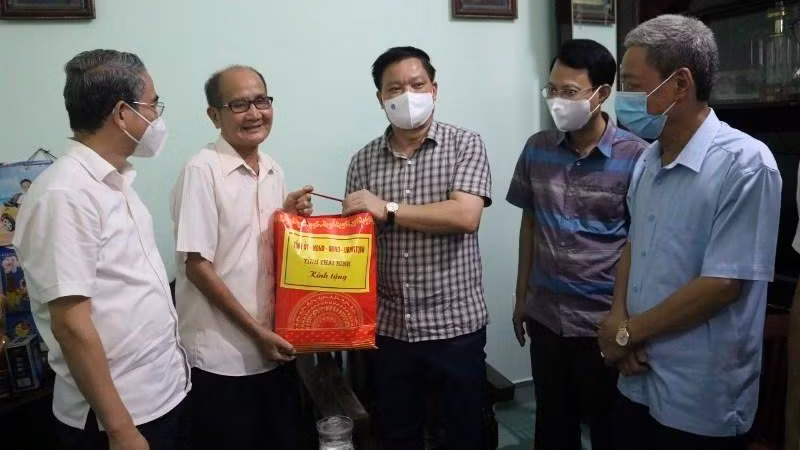 Đồng chí Nguyễn Khắc Thận, Chủ tịch Ủy ban nhân dân tỉnh Thái Bình (đứng giữa) tặng quà gia đình chính sách nhân dịp 27/7.