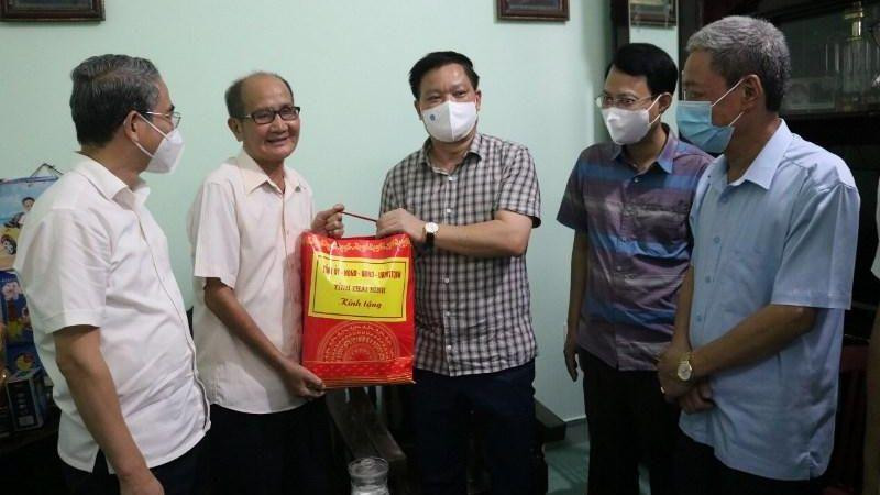 Đồng chí Nguyễn Khắc Thận, Chủ tịch Ủy ban nhân dân tỉnh Thái Bình (đứng giữa) tặng quà gia đình chính sách nhân dịp 27/7.