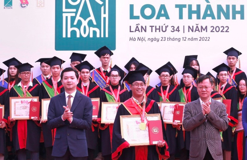 Trao Giải thưởng Loa Thành năm 2022 tặng các sinh viên có đồ án xuất sắc tại buổi lễ. 